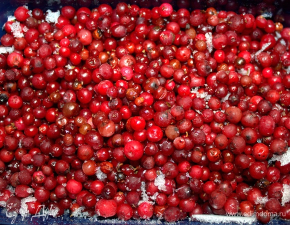 Бруснику собираем в сезон и замораживаем. Можно воспользоваться пакетами для заморозки. Или покупаем готовую в магазине.