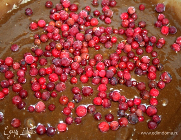 В тесто всыпать ягоды, не размораживая. Осторожно перемешать.