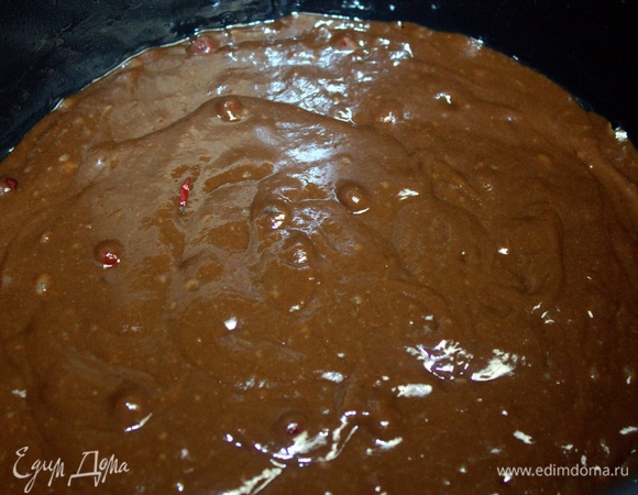 Вылить тесто в смазанную со всех сторон чашу мультиварки. Закрыть крышку.