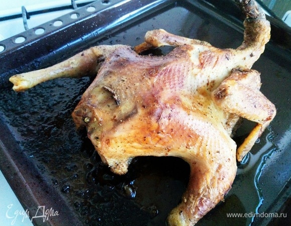 Запекаем петуха в духовке на среднем огне 1 час 30 минут. Смотрим, чтоб хорошенько подрумянился и образовалась красивая корочка.