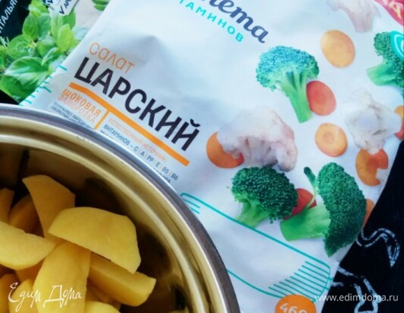 Картофель очищаем, режем дольками. Приправляем солью, травами, оливковым маслом.