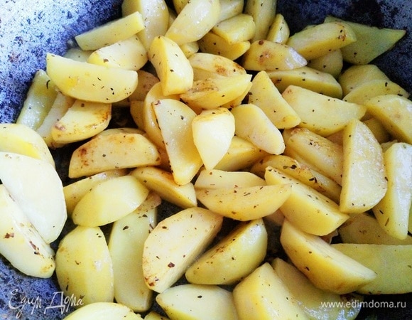 Обжариваем до появления золотистой корочки. Картофель на данном этапе должен быть аль-денте.