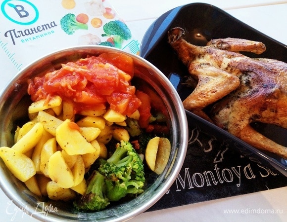 Обжаренные овощи смешиваем с картофелем, добавляем лечо (5 ст. л.). Аккуратно перемешиваем, не нарушая структуру ингредиентов.