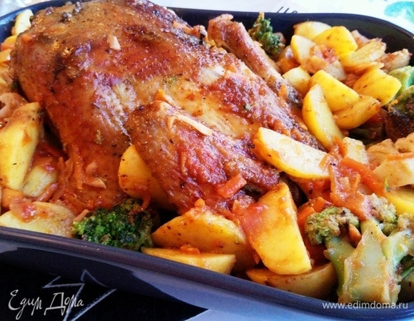 Петуха кладем в форму для запекания. Выкладываем овощи вокруг него. Накрываем фольгой и ставим в духовку на 20–30 минут.