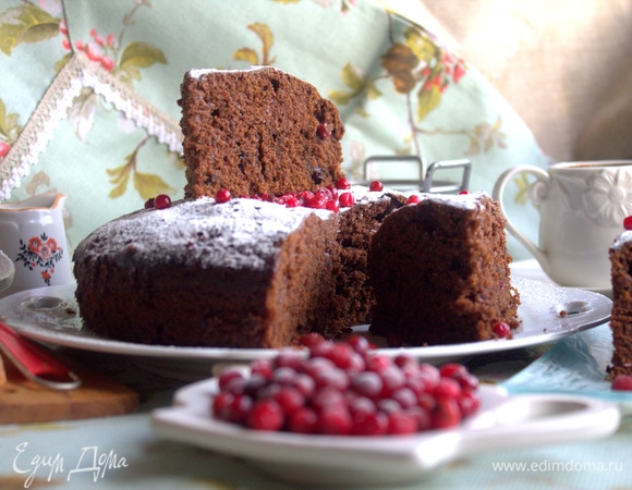 Делим на порции. Пирог очень мягкий.