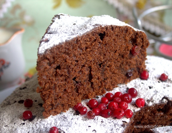 Пирог со всех сторон мягкий, без корочки. Можно приготовить коржи и промазать кремом. Но это будет уже непостный рецепт.