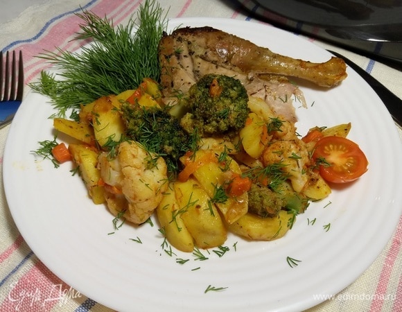 Достаем из духовки, снимаем фольгу. Сервируем, украшаем зеленью и свежими томатами черри. Приятного аппетита!