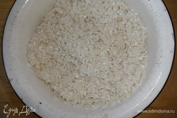 Рис тщательно промыть в нескольких водах.
