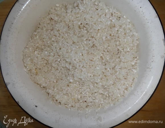 Рис тщательно промыть в нескольких водах.
