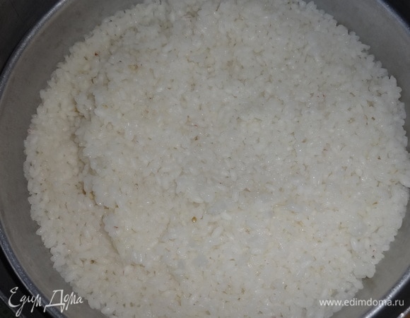 Откинуть рис на дуршлаг и дать воде стечь. Выложить рис в миску, добавить сливочное масло, перец, еще немного посолить и перемешать.
