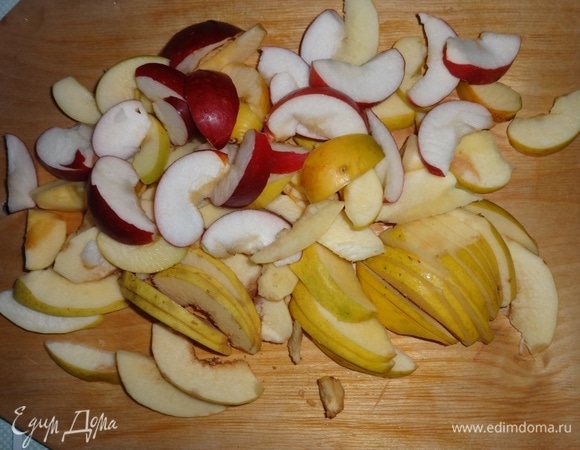 Яблоки и айву вымыть, удалить семена. Нарезать фрукты дольками.