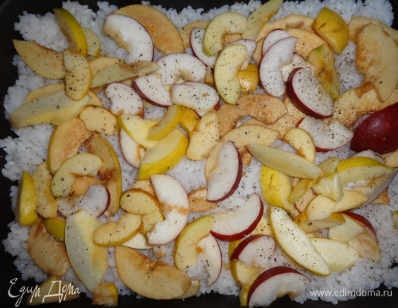 В смазанную оставшимся растительным маслом форму выложить слой риса. На рис положить дольки яблок и айвы.