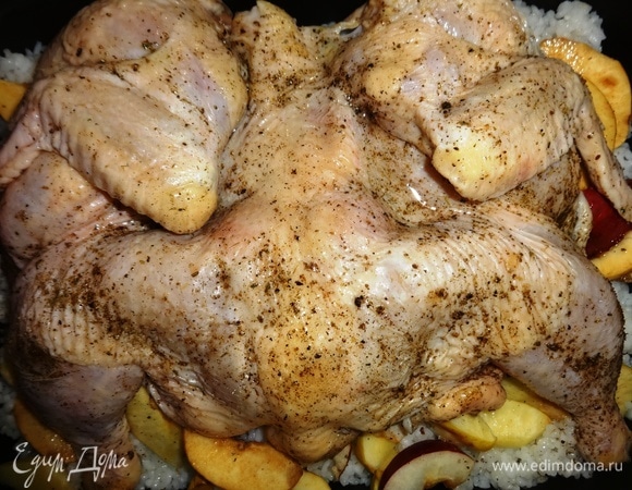 На фрукты выложить курицу, распластав ее. Поставить форму с блюдом в духовку, разогретую до 180°C, на 40–45 минут.