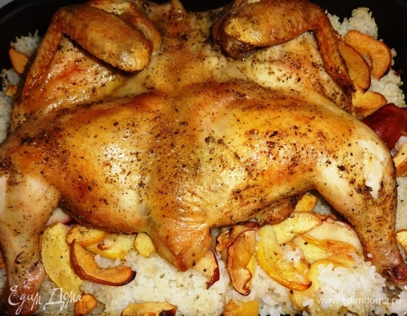 Готовую курицу с рисом и фруктами достать из духовки.