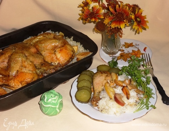 Подать блюдо к столу. На тарелку выложить кусочек курицы, несколько ложек риса и дольки фруктов. Украсить зеленью, свежими или маринованными овощами. Угощайтесь! Приятного аппетита!