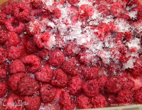 Замороженную малину достаем заранее.