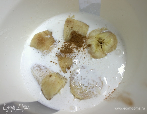 Влить сливки (27%, уже с сахаром), разрезать спелый банан, добавить корицу.