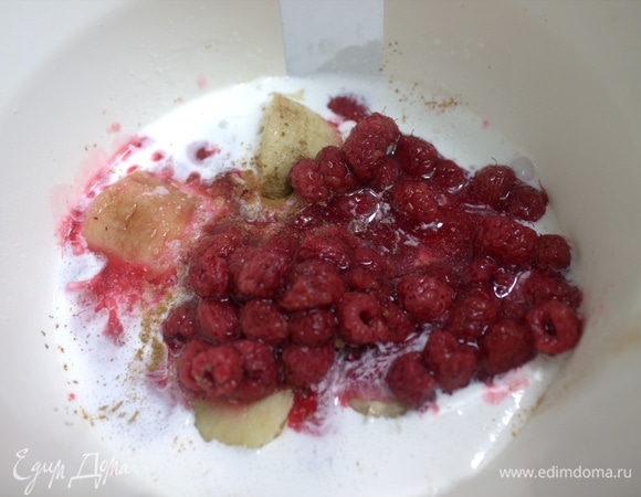 Перенести малину. Всыпать сахарную пудру (примерно 1 ст. л.), если сливки несладкие.