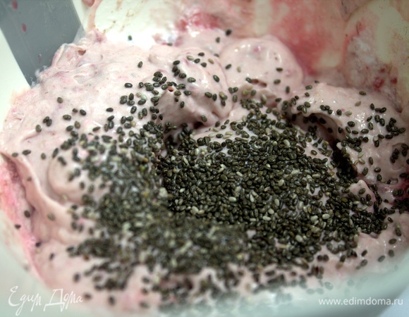 Добавить ложечку семян чиа.