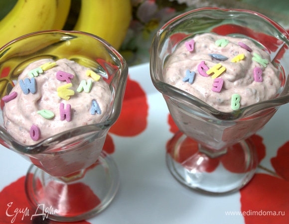 Украсила сахарными буквами.