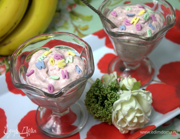 Вполне подходит для прослойки коржей, например, из предыдущего рецепта пирога: https://www.edimdoma.ru/retsepty/121480-shokoladno-medovyy-pirog-s-brusnikoy.<br />
Думаю, брусника с малиной подружатся.