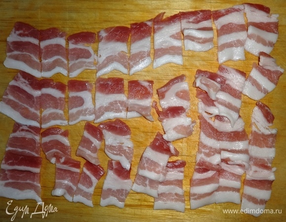 Бекон нарезать небольшими кусочками.