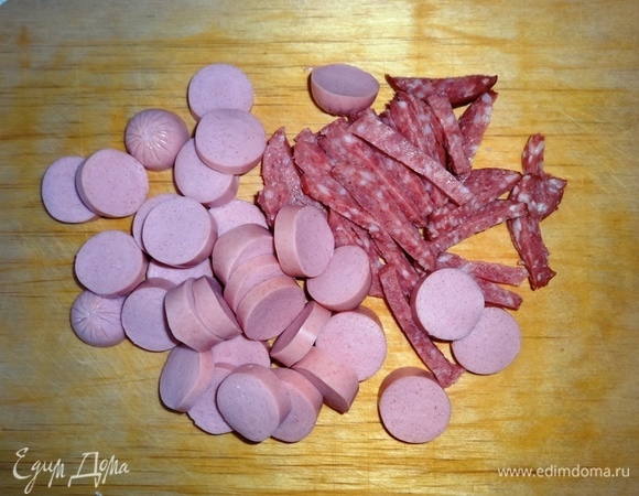 Сосиски нарезать кружками, копченую колбасу — соломкой.