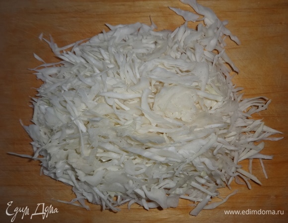 Капусту очистить от грубых листьев, помыть. Нарезать соломкой.