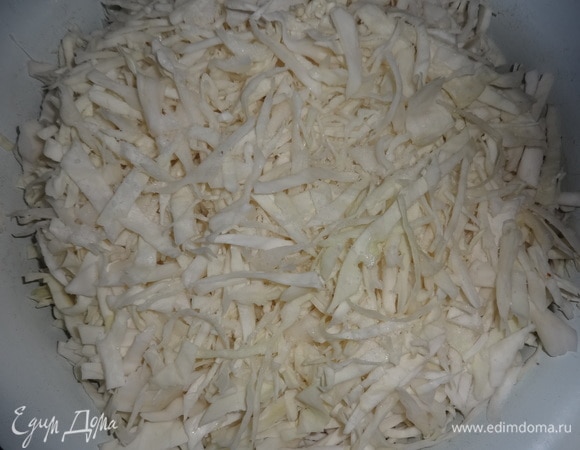 Выложить капусту в большую чашку. Немного посолить и помять руками. Пусть постоит, пока будут готовиться другие овощи.