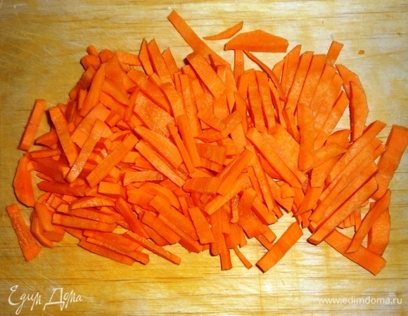 Морковь почистить, вымыть, обсушить. Нарезать соломкой.