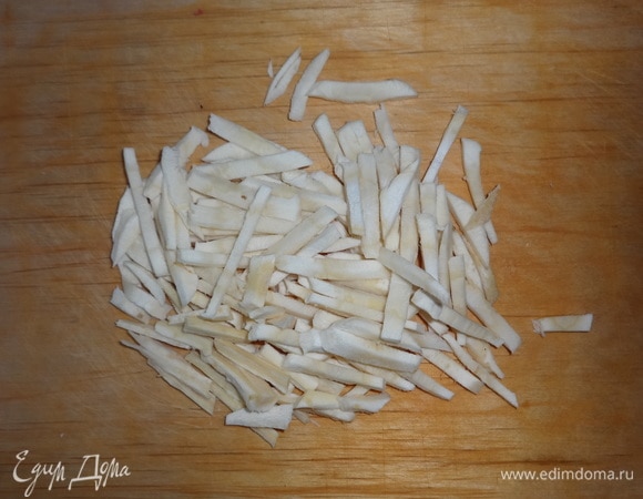 Пастернак почистить от кожуры, вымыть. Нарезать соломкой.