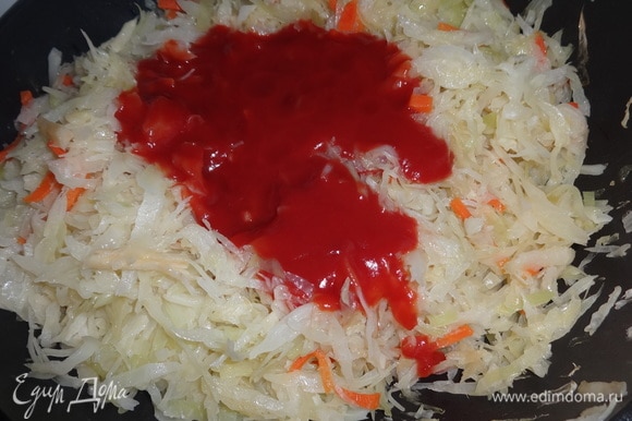 Открыть крышку. Добавить в солянку томатную пасту, разведенную небольшим количеством воды, перемешать.