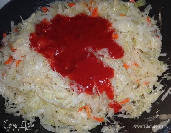 Открыть крышку. Добавить в солянку томатную пасту, разведенную небольшим количеством воды, перемешать.