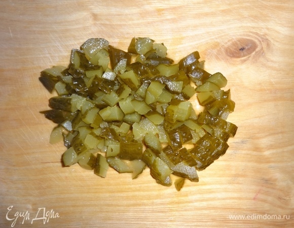 Соленые огурцы нарезать мелкими кубиками.