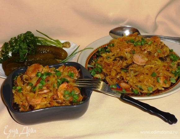 Наша ароматная сытная солянка готова! Раскладываем по тарелкам, посыпаем зеленым луком. Прошу к столу! Угощайтесь! Приятного аппетита!