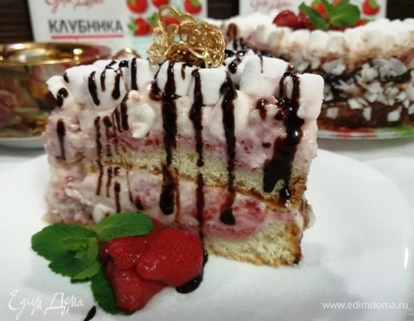 Все готово. Подаем наш нежный воздушный торт с ягодами клубники и мятой.