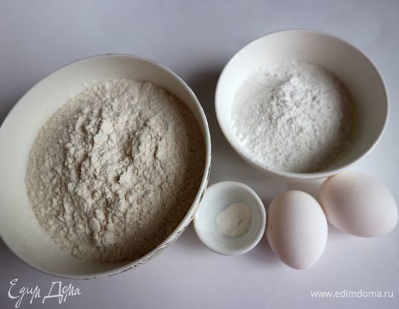 Тесто. Муку просеять вместе с разрыхлителем. У меня здесь мука мягких сортов пшеницы тонкого помола. Сливочное масло и яйца достать из холодильника заранее (за 1 час до приготовления), чтобы они стали комнатной температуры. Использовать высококачественное сливочное масло (82,5–83%), от его вкуса будет зависеть вкус готового теста.