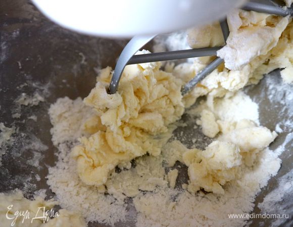 К сливочному маслу в чашу комбайна добавить сахарную пудру. Взбить сначала на небольшой скорости, затем скорость увеличить.