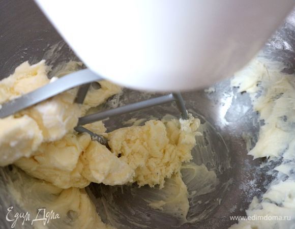 Смесь должна стать светлой, однородной.