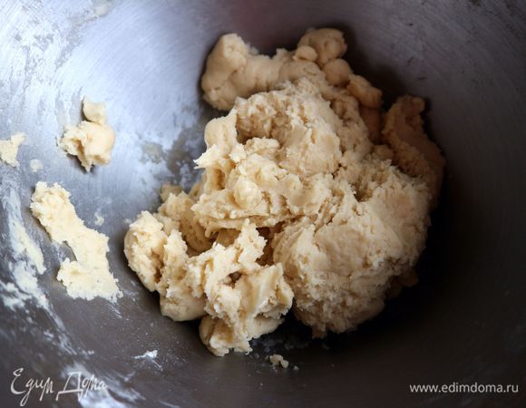 Добавить муку с разрыхлителем. Перемешать на медленной скорости. Масляно-яичная смесь и мука должны объединиться до однородной структуры. Долго не перемешивать.