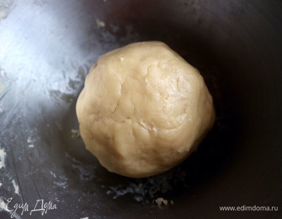 Скатать тесто в шар. Обернуть его пленкой, убрать в холодильник на 40 минут.