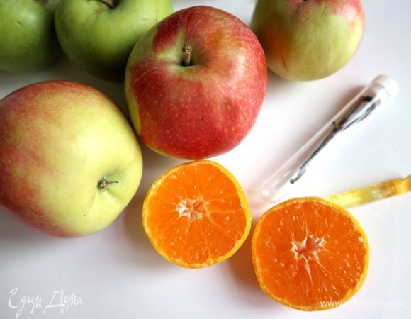 Приготовить все для компоте. Можно использовать стручок ванили, можно ванильную эссенцию. Я выбрала последнюю.