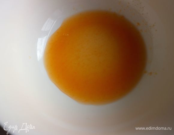 Выдавить сок из лимона и мандарина. Потребуется всего 40 мл сока, не более.