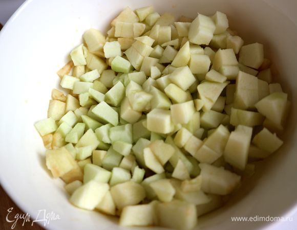 Яблоки (антоновку) нарезать на четвертинки, удалить семенную часть, очистить, нарезать небольшими кубиками. Сбрызнуть частью смеси 2 соков.