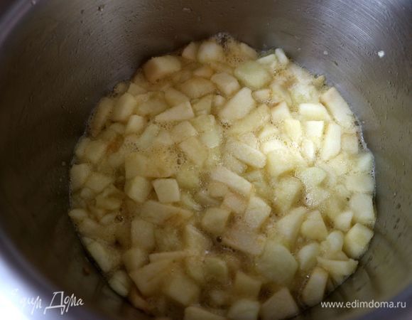 В сотейнике разогреть сахарный песок с оставшимся соком, ванильной эссенцией. Добавить яблоки. Варить на медленном огне 15 минут, чтобы яблоки стали мягкие, но не разварились окончательно, а сохранили текстуру.