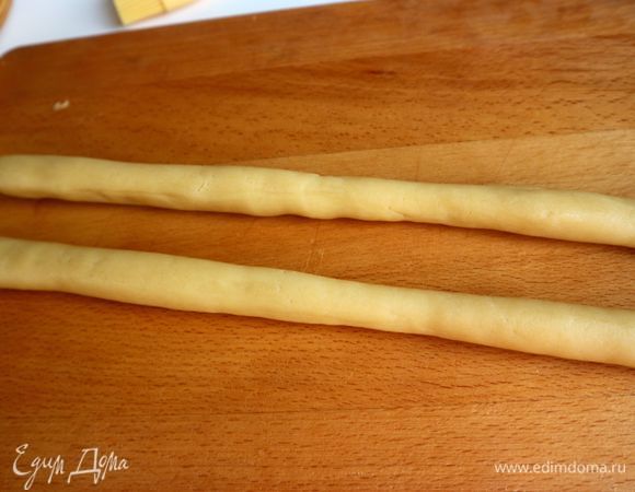 Скатать оставшееся тесто для бортиков.