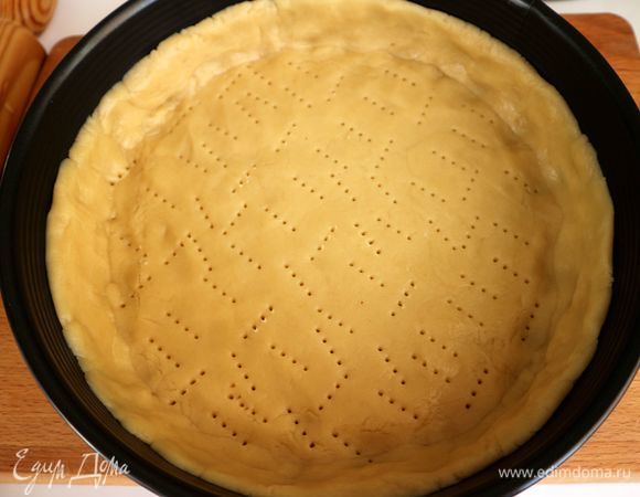 Соединить тесто для бортиков с основой из теста, наколоть основу из теста вилкой, убрать форму с тестом в холодильник на 30 минут.