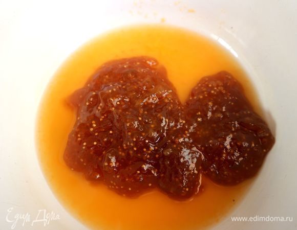 Приготовить глазурь. Джем соединить с соком лимона и мандарина, перемешать.