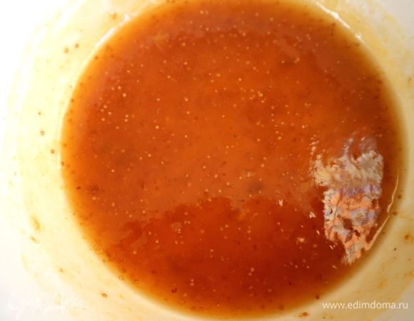 Прогреть на плите сок с джемом 1 минуту. Поверхность должна покрыться маленькими пузырьками. Выключить. Протереть через сито смесь, дать остыть, убрать в холодильник до использования.