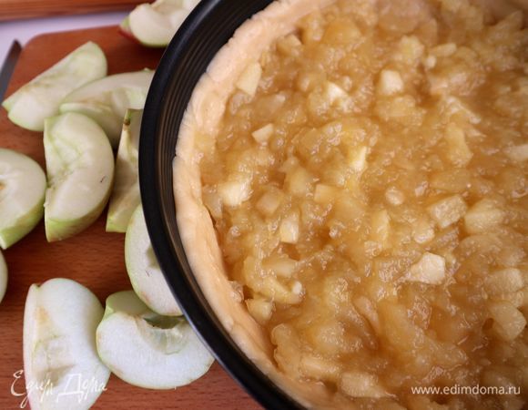 На тесто поместить компоте ровным слоем, яблоки (сорт «Слава победителям») нарезать на четвертинки, удалить семенную часть, очистить.